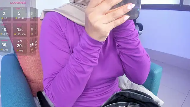 Snapshot of saray_halam chatting on October 23, 6:06 pm saray halam online show from October 23, 6:06 pm