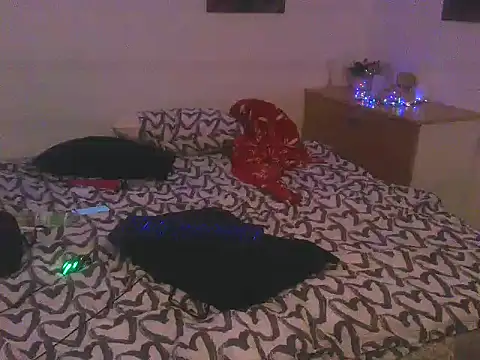 Snapshot of littleredrider143 chatting on December 14, 12:33 am littleredrider143 online show from December 14, 12:33 am