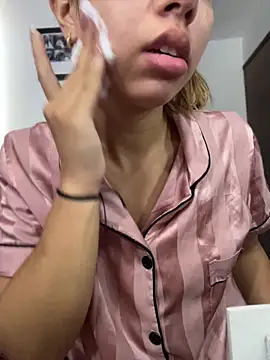 Aaliyah Salma online show from May 17, 3:52 pm
