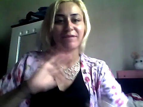 Snapshot of ariana_crazzy chatting on February 20, 2:35 pm ariana crazzy online show from February 20, 2:35 pm