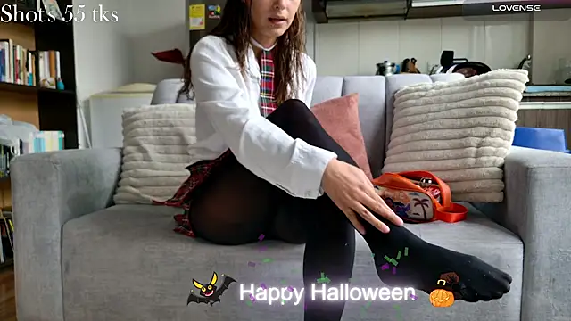 Snapshot of Emmy_petit chatting on October 31, 2:40 pm Emmy petit online show from October 31, 2:40 pm