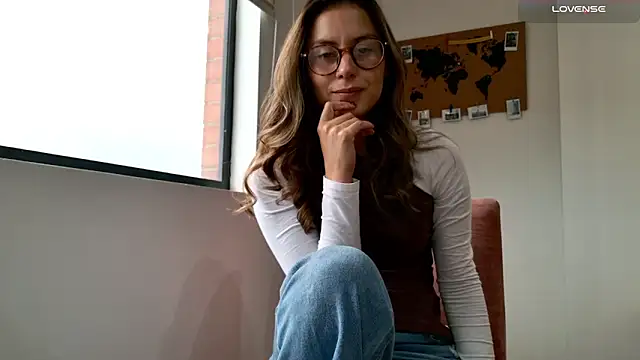 Snapshot of Emmy_petit chatting on December 22, 8:28 pm Emmy petit online show from December 22, 8:28 pm