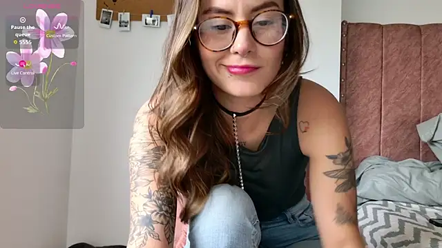 Snapshot of Emmy_petit chatting on February 3, 6:46 pm Emmy petit online show from February 3, 6:46 pm