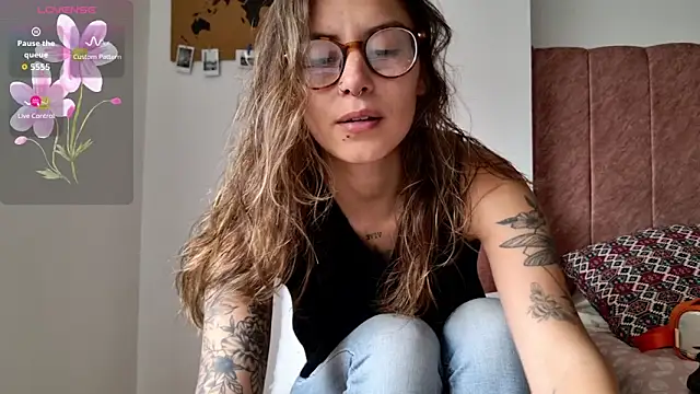 Snapshot of Emmy_petit chatting on February 6, 5:05 pm Emmy petit online show from February 6, 5:05 pm