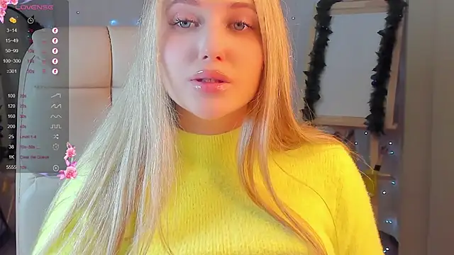 Snapshot of Evacadooo chatting on December 12, 6:03 am Evacadooo online show from December 12, 6:03 am