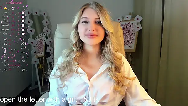 Snapshot of Evacadooo chatting on February 18, 5:53 am Evacadooo online show from February 18, 5:53 am