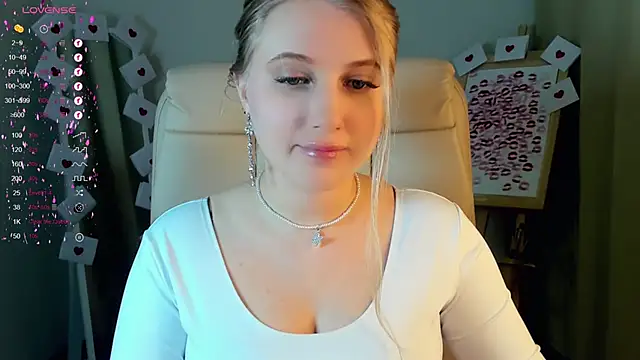 Snapshot of Evacadooo chatting on February 24, 2:19 am Evacadooo online show from February 24, 2:19 am