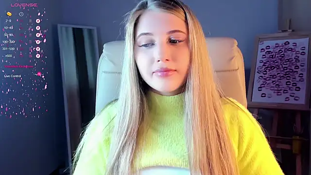 Snapshot of Evacadooo chatting on March 1, 6:03 am Evacadooo online show from March 1, 6:03 am