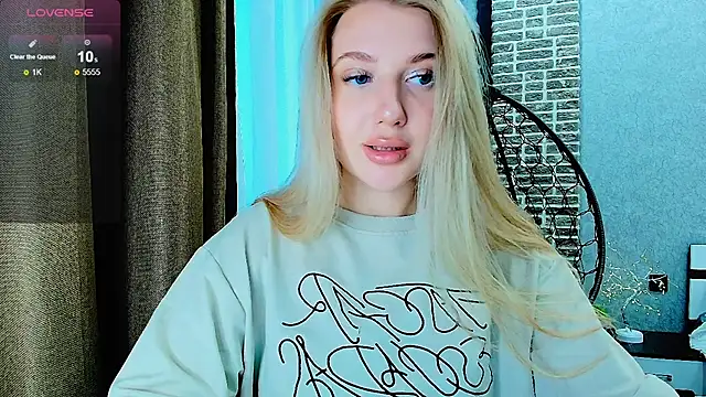 Snapshot of Evacadooo chatting on September 13, 2:11 am Evacadooo online show from September 13, 2:11 am