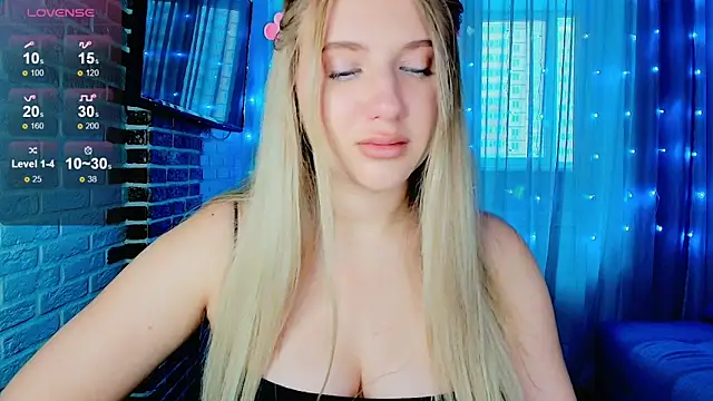 Snapshot of Evacadooo chatting on October 7, 6:54 am Evacadooo online show from October 7, 6:54 am