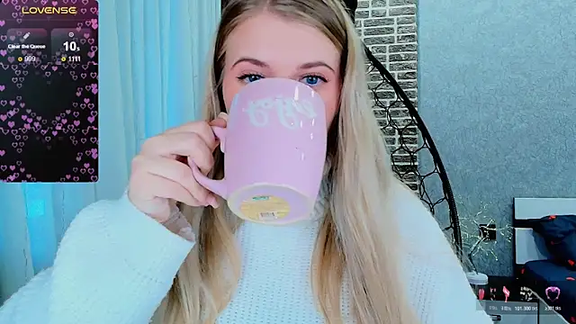 Snapshot of Evacadooo chatting on October 30, 2:35 am Evacadooo online show from October 30, 2:35 am