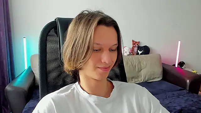 Snapshot of Ostin_meow chatting on April 11, 9:46 am Ostin meow online show from April 11, 9:46 am