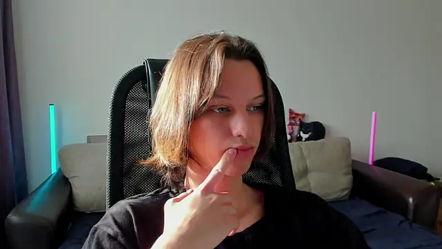 Snapshot of Ostin_meow chatting on April 20, 11:46 am Ostin meow online show from April 20, 11:46 am