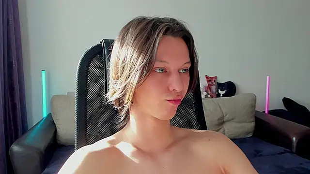 Snapshot of Ostin_meow chatting on April 24, 10:50 am Ostin meow online show from April 24, 10:50 am