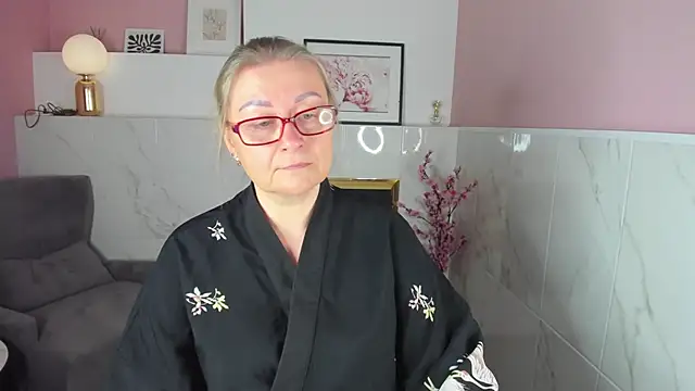 Snapshot of AlexandraKind chatting on October 18, 1:45 pm AlexandraKind online show from October 18, 1:45 pm