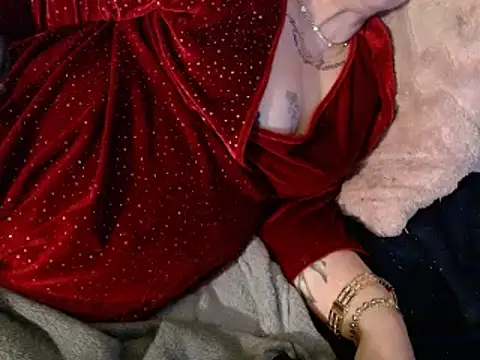 Snapshot of housewife_shantie chatting on February 14, 9:43 pm housewife shantie online show from February 14, 9:43 pm