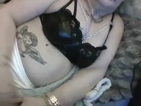 Snapshot of housewife_shantie chatting on March 17, 5:23 am housewife shantie online show from March 17, 5:23 am