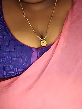 Snapshot of Sexy_Radhikaa chatting on April 15, 12:45 pm Sexy Radhikaa online show from April 15, 12:45 pm