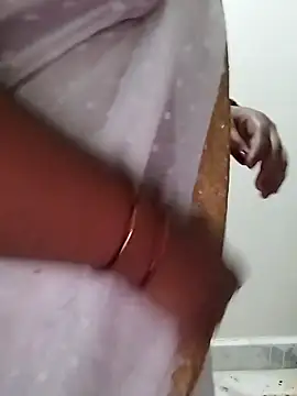 Snapshot of Sexy_Radhikaa chatting on April 28, 3:11 am Sexy Radhikaa online show from April 28, 3:11 am