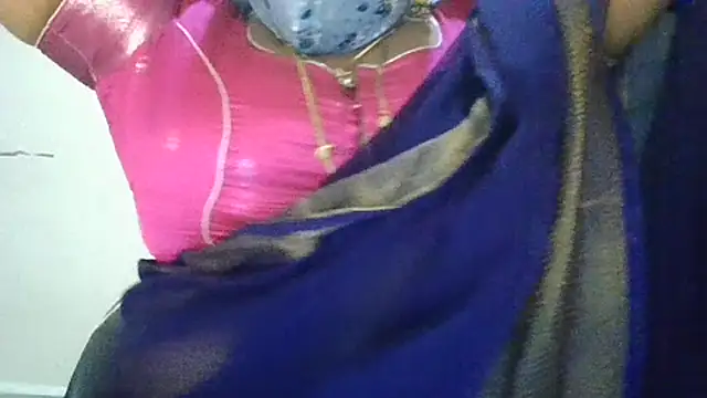 Snapshot of Sexy_Radhikaa chatting on July 15, 4:07 am Sexy Radhikaa online show from July 15, 4:07 am