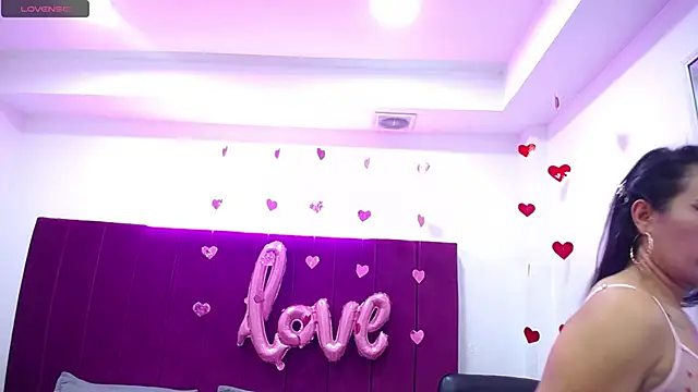 Snapshot of Kylee28 chatting on February 14, 8:05 pm Kylee28 online show from February 14, 8:05 pm