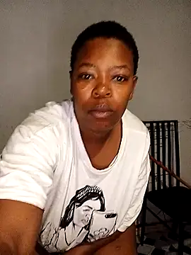 Snapshot of curvyloneah75 chatting on October 18, 4:04 am curvyloneah75 online show from October 18, 4:04 am