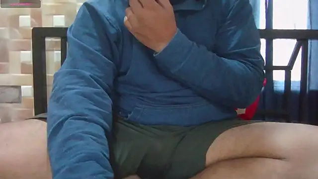 Snapshot of Uncut_daddy247 chatting on December 18, 6:41 am Uncut daddy247 online show from December 18, 6:41 am