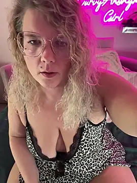 Snapshot of CurvyAnonymousGirl89 chatting on November 13, 5:45 pm CurvyAnonymousGirl89 online show from November 13, 5:45 pm