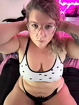 Snapshot of CurvyAnonymousGirl89 chatting on November 17, 4:13 pm CurvyAnonymousGirl89 online show from November 17, 4:13 pm