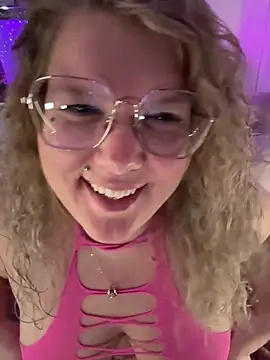 Snapshot of CurvyAnonymousGirl89 chatting on February 26, 5:01 pm CurvyAnonymousGirl89 online show from February 26, 5:01 pm