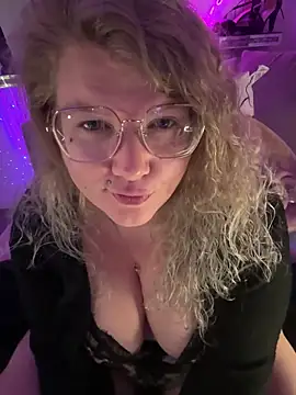 Snapshot of CurvyAnonymousGirl89 chatting on March 4, 8:15 pm CurvyAnonymousGirl89 online show from March 4, 8:15 pm