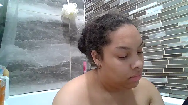 Snapshot of ariadxxx chatting on December 7, 12:30 am ariadxxx online show from December 7, 12:30 am