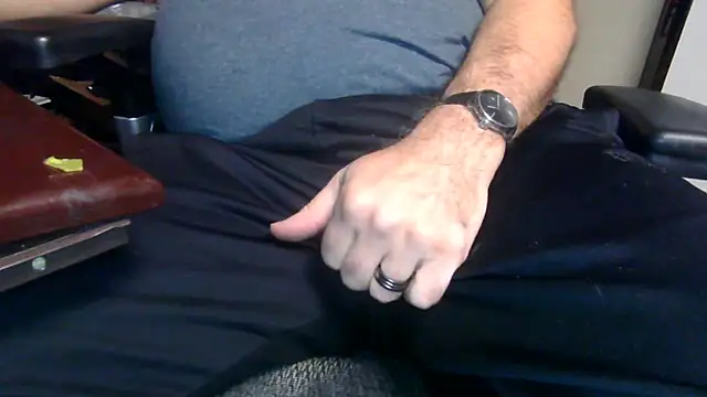 Snapshot of thickdaddy59 chatting on December 23, 1:40 am thickdaddy59 online show from December 23, 1:40 am