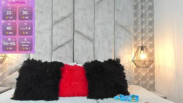 Snapshot of AshleyHill2 chatting on January 18, 1:53 am AshleyHill2 online show from January 18, 1:53 am