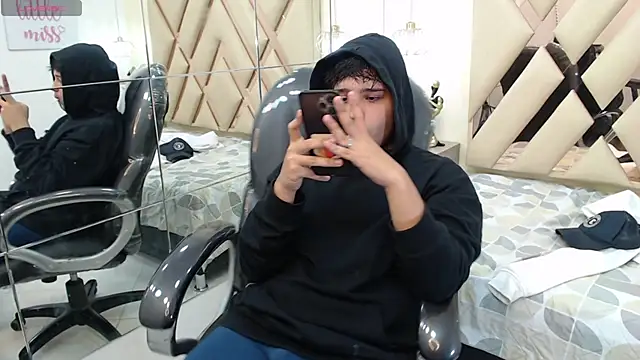 Snapshot of AndrewPherson chatting on January 8, 4:22 pm AndrewPherson online show from January 8, 4:22 pm