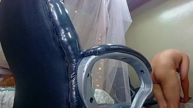 Snapshot of AndrewPherson chatting on February 10, 7:07 pm AndrewPherson online show from February 10, 7:07 pm