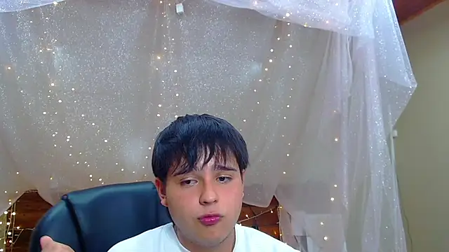 Snapshot of AndrewPherson chatting on February 26, 12:03 pm AndrewPherson online show from February 26, 12:03 pm