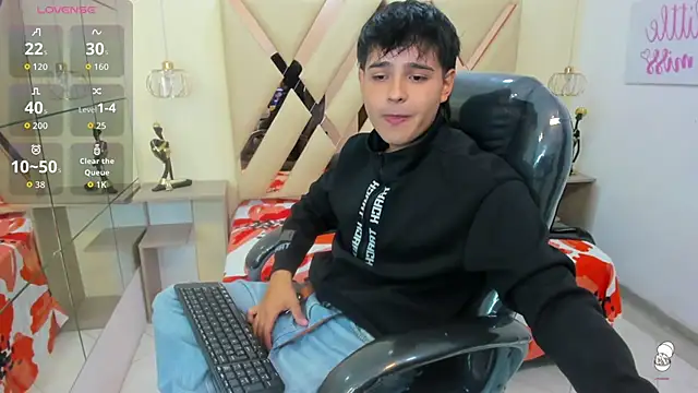 Snapshot of AndrewPherson chatting on September 19, 12:39 pm AndrewPherson online show from September 19, 12:39 pm