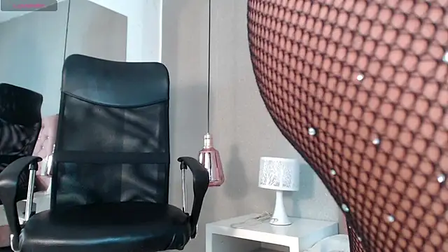 Snapshot of samaragrey18 chatting on December 18, 8:20 am samaragrey18 online show from December 18, 8:20 am