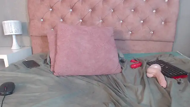 Snapshot of samaragrey18 chatting on February 27, 10:04 am samaragrey18 online show from February 27, 10:04 am
