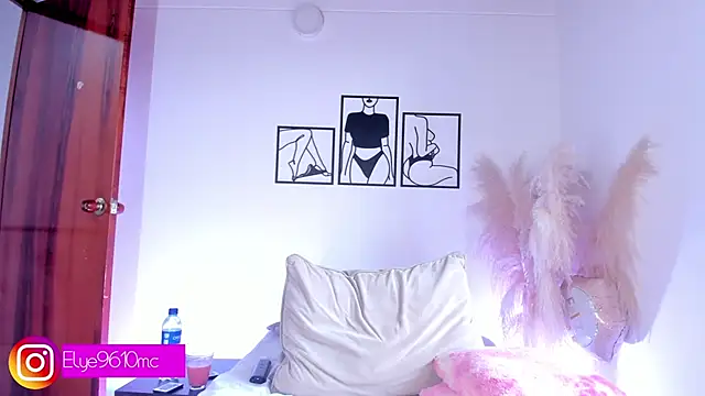 Snapshot of ellie_mcdonald chatting on March 24, 8:58 pm ellie mcdonald online show from March 24, 8:58 pm