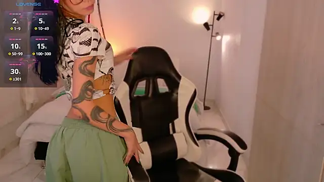 AnabelWolf online show from December 17, 4:57 pm