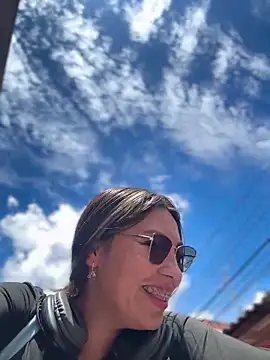 Snapshot of LIZ-06_ chatting on April 2, 3:42 pm LIZ-06 online show from April 2, 3:42 pm