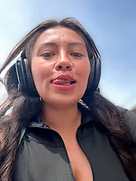 Snapshot of LIZ-06_ chatting on April 7, 2:28 pm LIZ-06 online show from April 7, 2:28 pm