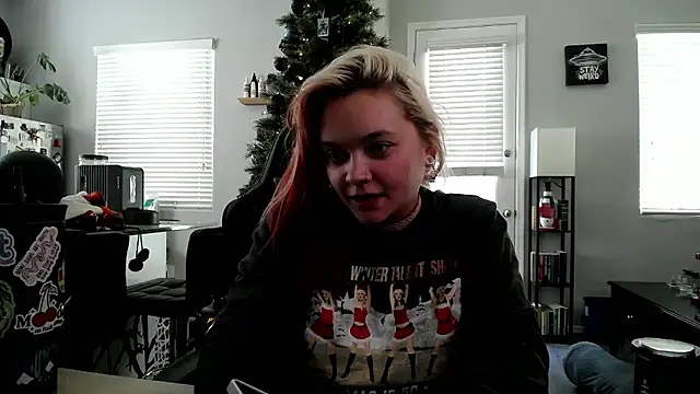 tayweird online show from December 7, 7:32 pm