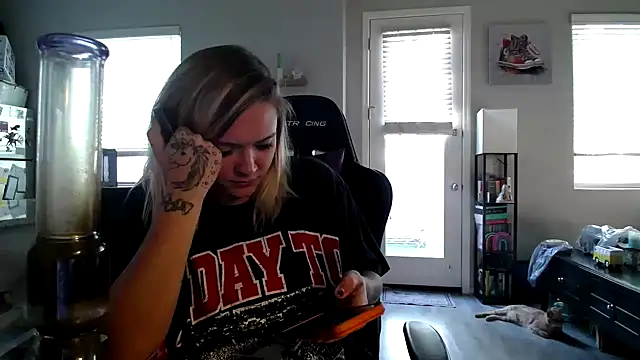 tayweird online show from September 25, 12:03 am