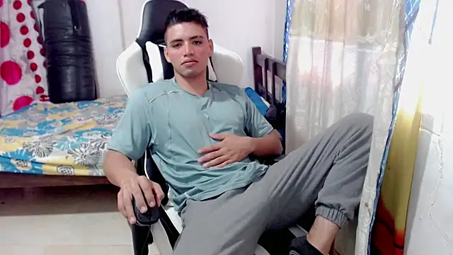 Snapshot of danilo302209 chatting on January 21, 2:15 pm danilo302209 online show from January 21, 2:15 pm