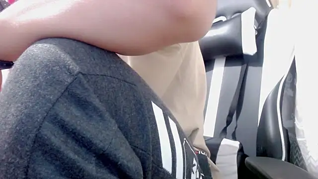 Snapshot of danilo302209 chatting on January 27, 12:05 pm danilo302209 online show from January 27, 12:05 pm