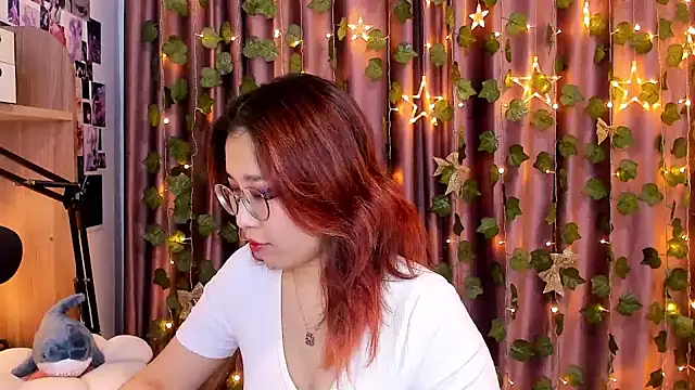 Snapshot of Myamyali chatting on December 16, 12:04 am Myamyali online show from December 16, 12:04 am