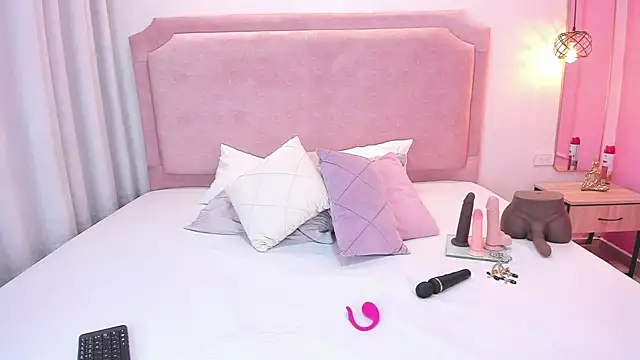 Snapshot of sophiawhite__ chatting on March 19, 1:18 pm sophiawhite online show from March 19, 1:18 pm